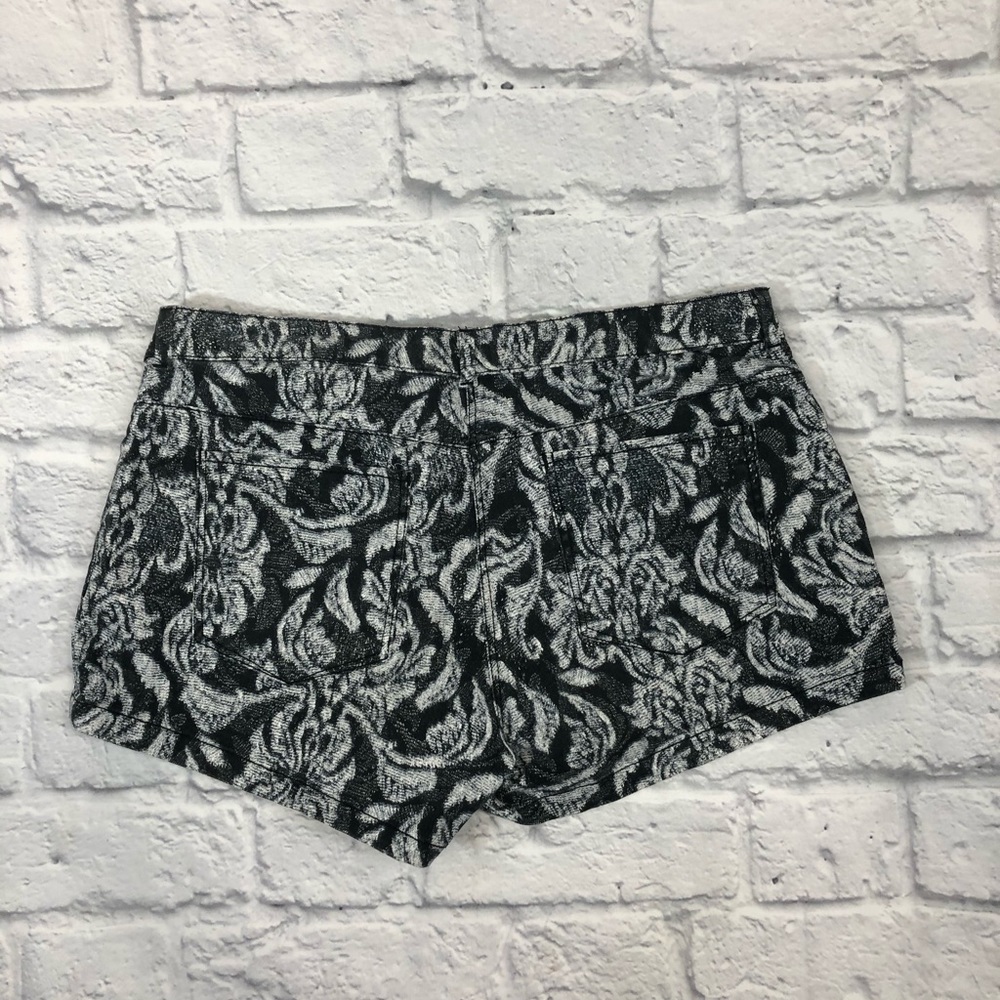 H&M shorts. Size 8 - Picture 2 of 10